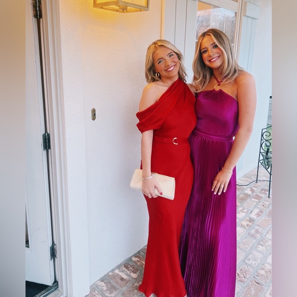 Revolve Angelique Midi Dress in Ruby
Karina Grimaldi
Color: Ruby
Size: Small - Picture 2 of 3